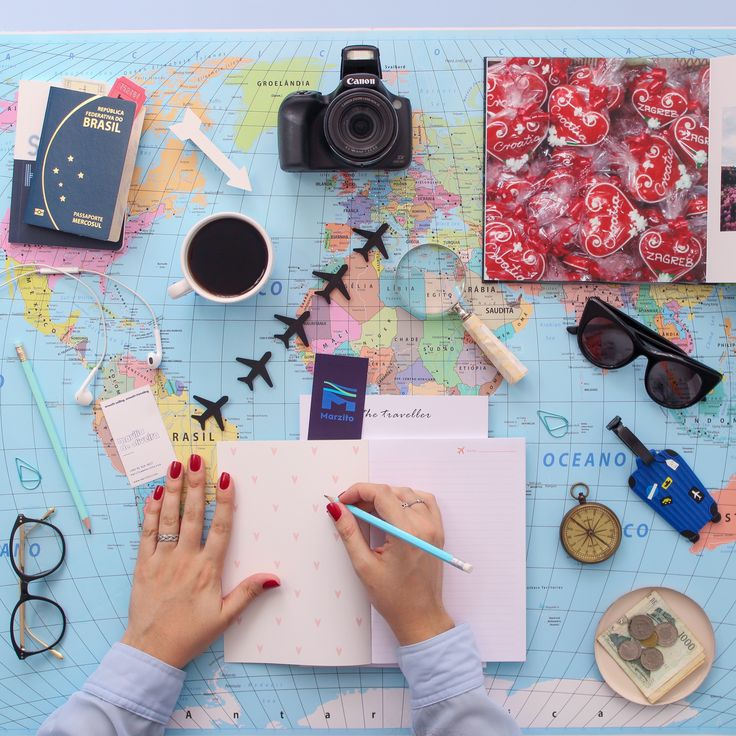 Viaggio personalizzato. Persona che organizza un viaggio